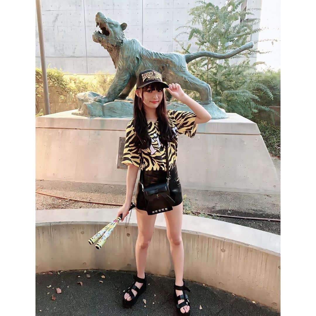 岡本怜奈さんのインスタグラム写真 - (岡本怜奈Instagram)「♡﻿ タイガースコーデ2🐯⚾️👗💕﻿ ﻿ ﻿ 虎柄のユニフォームと﻿ レザーパンツを合わせて、﻿ ちょっと強めコーデにしてみたよ🖤💛﻿ ﻿ ﻿ タイガース三連勝！！！﻿ とらほ〜😆💖﻿ ﻿ 5割復帰･:*+.\(( °ω° ))/.:+﻿ ♡﻿ ♡﻿ #岡本怜奈 #れなたん #nmb48 #阪神タイガース﻿ #阪神 #タイガース #プロ野球 #野球﻿ #阪神タイガースファン #タイガース女子 ﻿ #虎子 #toraco #ユニホーム女子 #ユニホーム﻿ #応援コーデ #野球女子 #甲子園 #阪神甲子園球場﻿ #happy #Instagood」8月27日 23時07分 - renatan1222