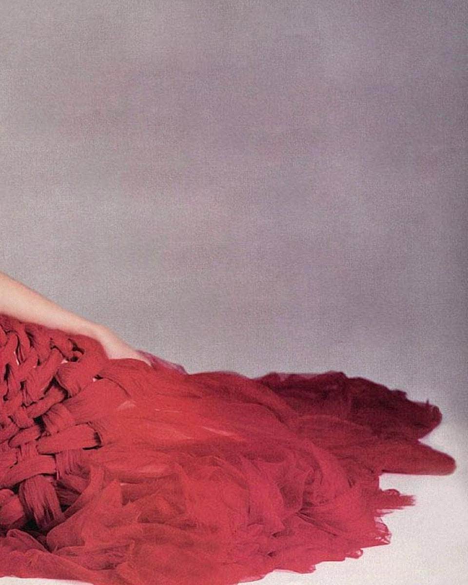 ジャンポール・ゴルチエさんのインスタグラム写真 - (ジャンポール・ゴルチエInstagram)「Our heart melts for @gwynethpaltrow wearing in 2002 this #GaultierParis #SS02 braided red tulle gown for @instylemagazine.⁠ Photographed by @santedorazio.⁠ Styled by @freddie_leiba. ⁠ #throwback #JPGFREAKING50 #GwynethPaltrow」8月27日 23時11分 - jeanpaulgaultier
