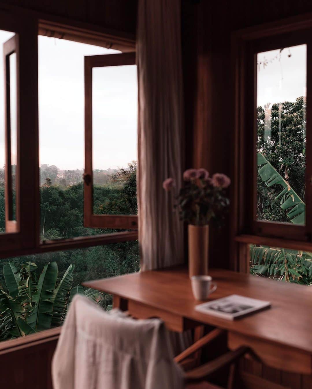 リリー＝ローズ・メロディのインスタグラム：「Favorite room corner @_rumahpurnama ✨」