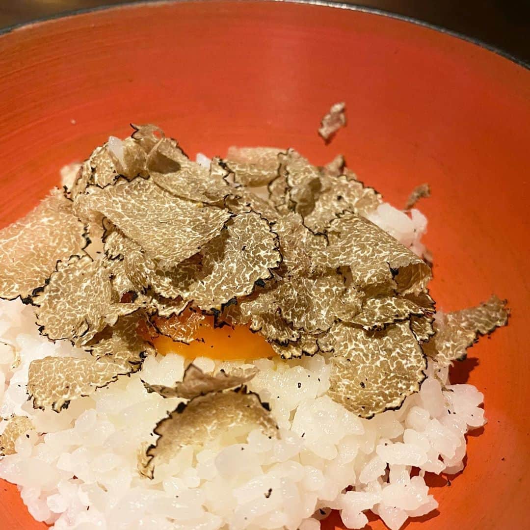 のインスタグラム：「【鴨鴨鴨鴨鴨鴨鴨鴨鴨Na Camo guro🦆】﻿ ﻿ ﻿ 鴨とワインのお店、中目黒の #NaCamogro でコース料理食べたよ🦆﻿ ﻿ とにかくね、鴨が大量に出てくるコース料理のお店🙋🏽‍♀️鴨料理の写真がまあー映えなくて、唯一鴨が使われてないトリュフ卵かけご飯の写真がtopでごめんなさいな😐🦆﻿ ﻿ 鴨肉ってなんか映えないんだよね。﻿ ﻿ わりと量があるコースで途中からお腹いっぱいになってくるよ🍚﻿ ﻿ 鴨すきとか出てきて焼いてくれるし、ポンポンいいペースで出てくるからデート向きだね👌ほぼまわりカップルだったわ😨﻿ ﻿ 肝心の味は、、ふつうだ‼️﻿ 何個かイマイチだったのはあったけど、ベース美味しいと思う👌﻿ ﻿ 何回も行くかっていうと微妙だけど、たまには鴨料理も楽しいよね🦆🦆🦆🦆🦆🦆﻿ ﻿ #中目黒#中目黒グルメ#中目黒ごらん#nakameguro#なかめ#中目#中目グルメ#東京グルメ#tokyo#東京ごはん#ナカモグロ」