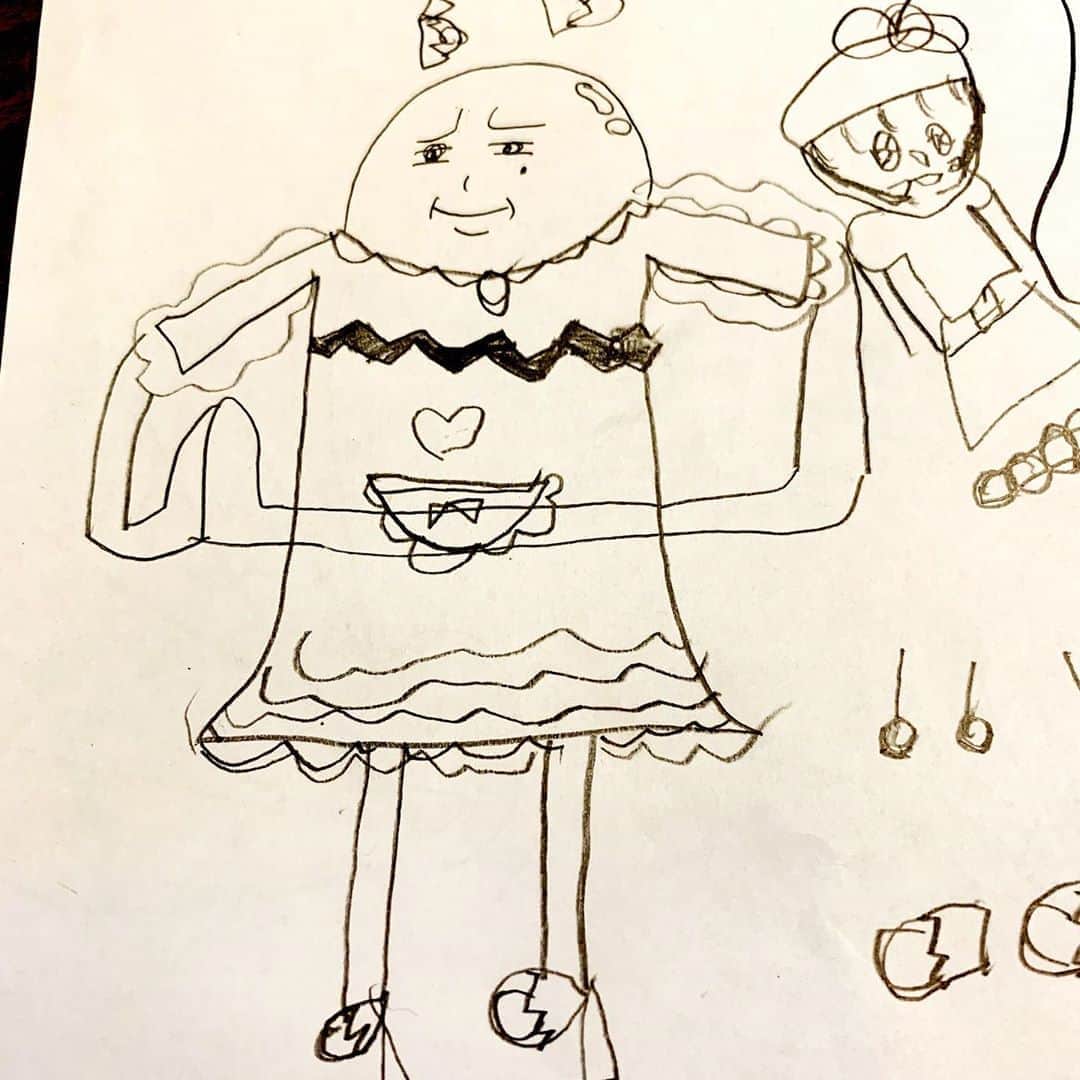 のインスタグラム：「娘が洋服と足だけ描いていたので顔と手を付け加えておいた。  #なにとぞ君 #なにとぞ君マスク  9月中旬発売。 1枚税込ポッキリ1000円。 サイズS（子供用）M（女性用）L。 予約受付はDMから。  2枚購入で送料無料。」