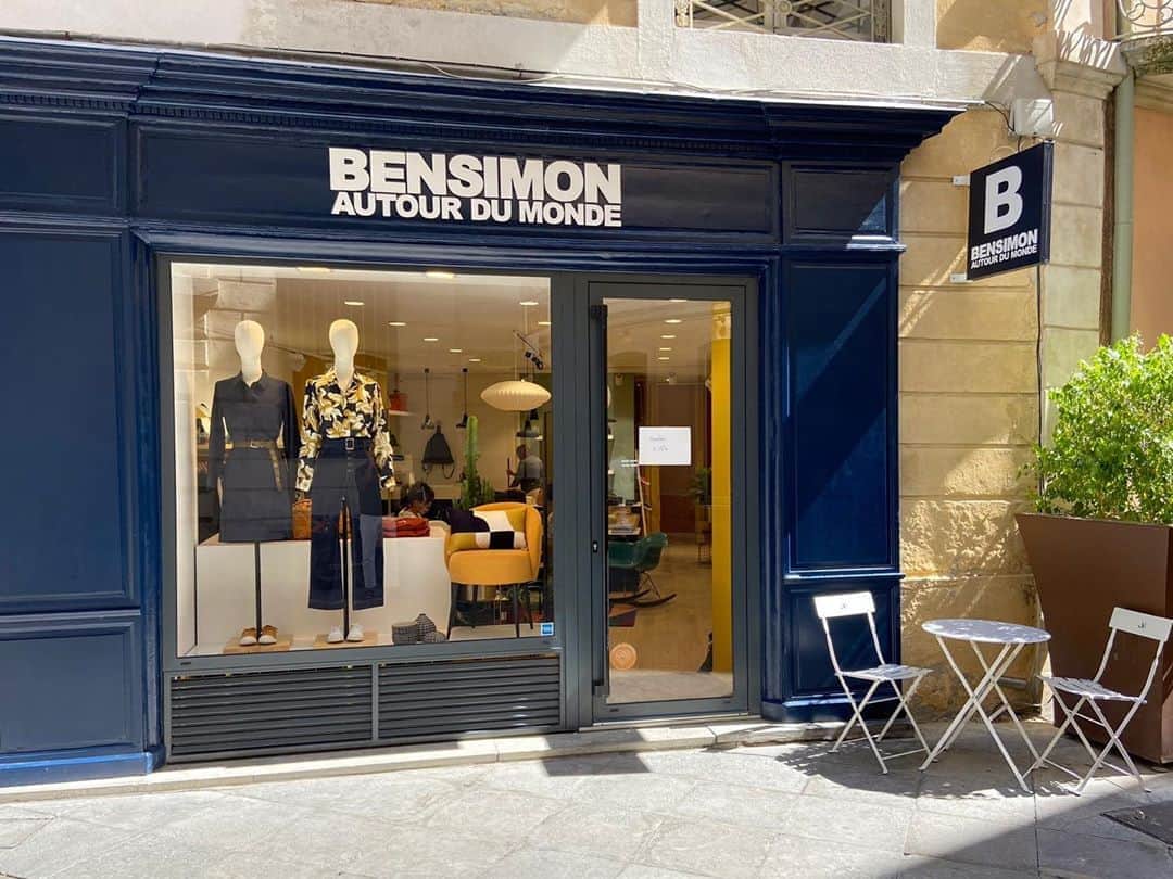ベンシモンのインスタグラム：「NÎMES NOUVELLE BOUTIQUE 🥁✨ Notre univers coloré pose ses valises sous le soleil de Nîmes 💛 Mode, tennis, décoration... Rendez-vous au 3 rue régale pour découvrir notre nouvelle boutique ! On vous attend ❣️ Merci et bravo à notre super équipe pour ce beau projet @pauline.parietti @sarahiacopinelli 👏🏼 #bensimon #bensimoncollection #mode #tennis #nimes」