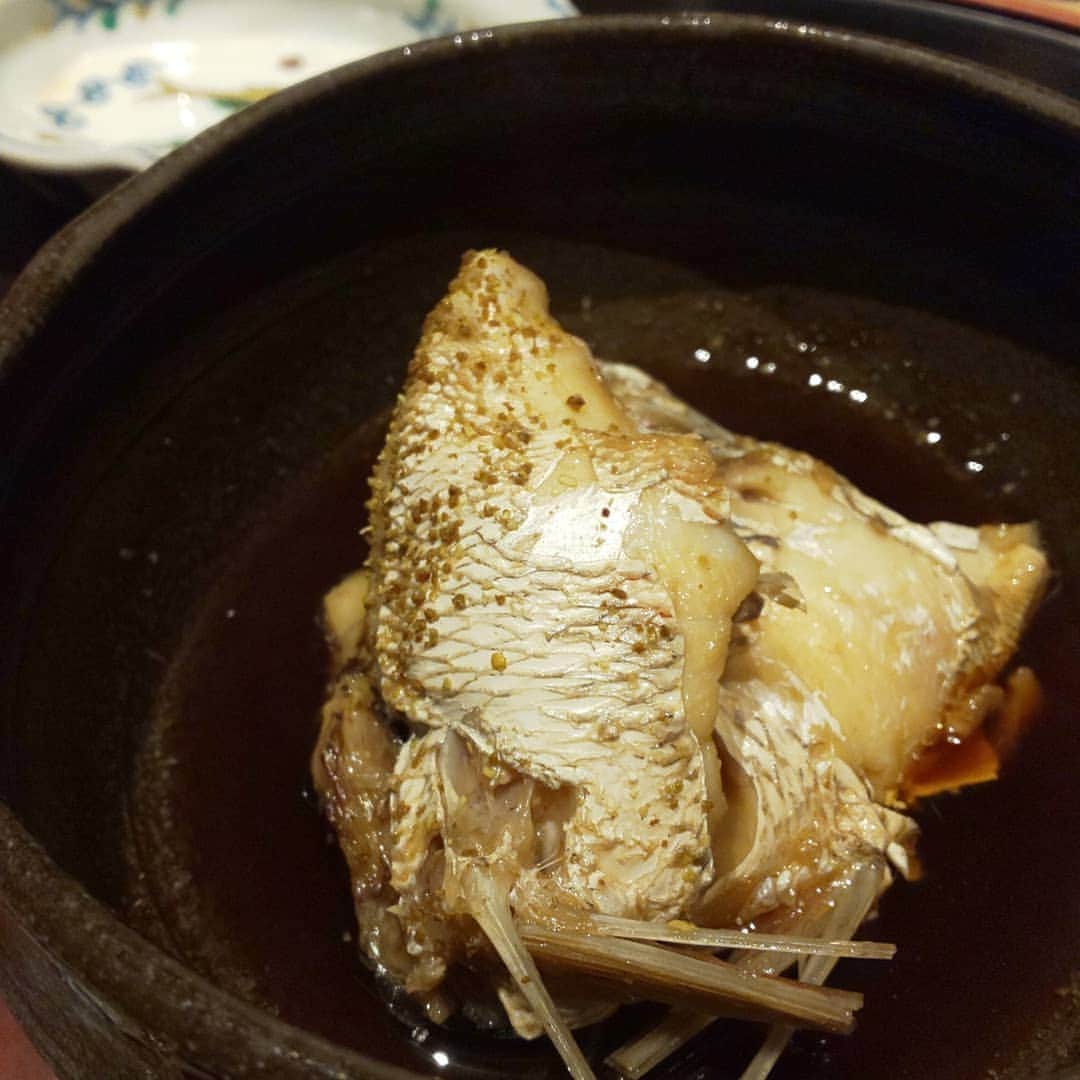 藤原宏美（ひろみん）さんのインスタグラム写真 - (藤原宏美（ひろみん）Instagram)「先日、福岡に行った時、 久しぶりに西中洲の【しらに田】さんへ♥️  鯛茶漬けが名物なのです～😍  私、ごはんが大好きなので いつもモリモリ食べちゃうのですが、 一人なのに二合炊いて下さっていたから この日も3杯おかわり🎵  あまりに良い食べっぷりなので、 おかずないでしょ？と、 「あわびの肝の塩辛」を サービスして下さいました🤣  なんとお優しい～✨  店内に漂う燻したお茶の香りが 心地良かったです🍵  @nishinakasushiranita #しらに田 #福岡グルメ #博多グルメ #中洲グルメ #gourmet #中洲割烹 #中洲和食 #中洲ランチ #おひとりさまランチ #福岡旅行 #旅好き #鯛茶漬け #焼きごま豆腐 #ミシュラン #ひろみん旅物語 #ひろみしゅらん #藤原宏美」8月27日 23時27分 - hiromint7