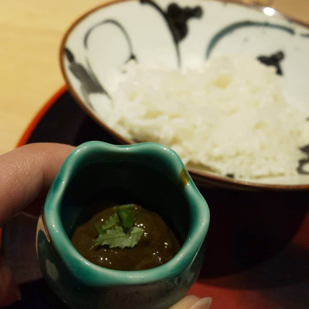 藤原宏美（ひろみん）さんのインスタグラム写真 - (藤原宏美（ひろみん）Instagram)「先日、福岡に行った時、 久しぶりに西中洲の【しらに田】さんへ♥️  鯛茶漬けが名物なのです～😍  私、ごはんが大好きなので いつもモリモリ食べちゃうのですが、 一人なのに二合炊いて下さっていたから この日も3杯おかわり🎵  あまりに良い食べっぷりなので、 おかずないでしょ？と、 「あわびの肝の塩辛」を サービスして下さいました🤣  なんとお優しい～✨  店内に漂う燻したお茶の香りが 心地良かったです🍵  @nishinakasushiranita #しらに田 #福岡グルメ #博多グルメ #中洲グルメ #gourmet #中洲割烹 #中洲和食 #中洲ランチ #おひとりさまランチ #福岡旅行 #旅好き #鯛茶漬け #焼きごま豆腐 #ミシュラン #ひろみん旅物語 #ひろみしゅらん #藤原宏美」8月27日 23時27分 - hiromint7