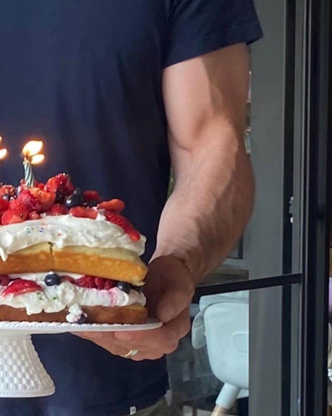 Just Jaredさんのインスタグラム写真 - (Just JaredInstagram)「@blakelively posted a series of photos of her husband @vancityreynolds carrying in her birthday cake and you need to swipe through this entire slideshow 😂. Happy belated birthday, Blake!! #BlakeLively #RyanReynolds Photos: @blakelively/Instagram Story」8月27日 23時28分 - justjared