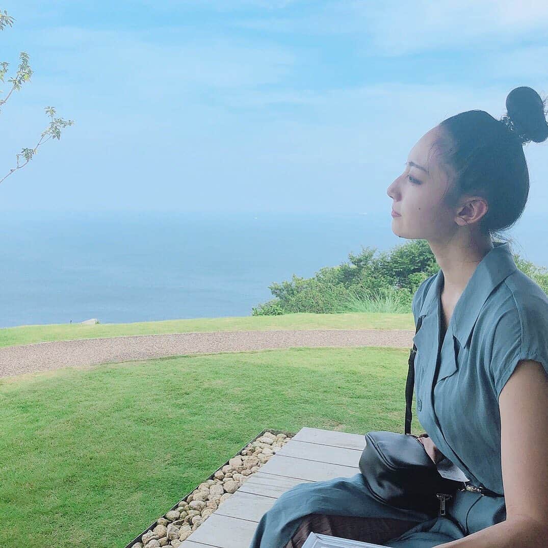 aya onoのインスタグラム：「過去pic こんな夏らしい写真あげながら言うのもどうかと思いますが… しばらく涼しい屋内に朝から晩までいることが多かったので、名古屋に戻ると夏バテになる説笑 本当にゼリーとかオロナミンCしか口にしたくなくなる時あるんだけど、またここ3日涼しいところにいるおかげで復活してきました。 年々暑さに弱くなってます笑 皆さんもお体に気をつけて…  #海#熱海#熱海旅行#熱海観光#アカオハーブアンドローズガーデン#ハーブアンドローズガーデン#女子旅#熱海女子旅#伊豆#伊豆旅行#伊豆女子旅#熱海ドライブ#伊豆ドライブ」