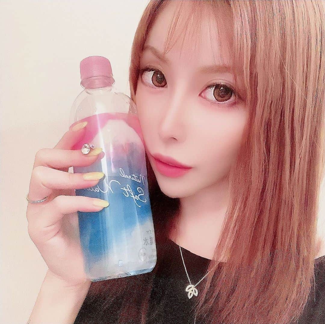高橋沙弥華のインスタグラム：「美容室にこのお水持ってったら可愛いって言われた😌❤  前髪切ってきた👩🏼✨  年齢とともに低下する【細胞内液】に最も近い水。プラズマ解離水って書いてあるの凄くない？😳✨  ファミマにも売ってるみたいやけど近所のファミマに置いてなかったから 楽天で箱買いして持ち歩いてる🙆‍♀️💓  #プラズマ解離水#細胞を潤す水#解離水 #お肌にうるおい#熱中症#水#エイジングケア#熱中症対策#熱中症予防#水分補給#ナチュラルローソン#イオン#cisca#細胞#美肌#健康#美活#デトックス #コロナ #コロナ対策 #楽天  @plasma_kairisui」