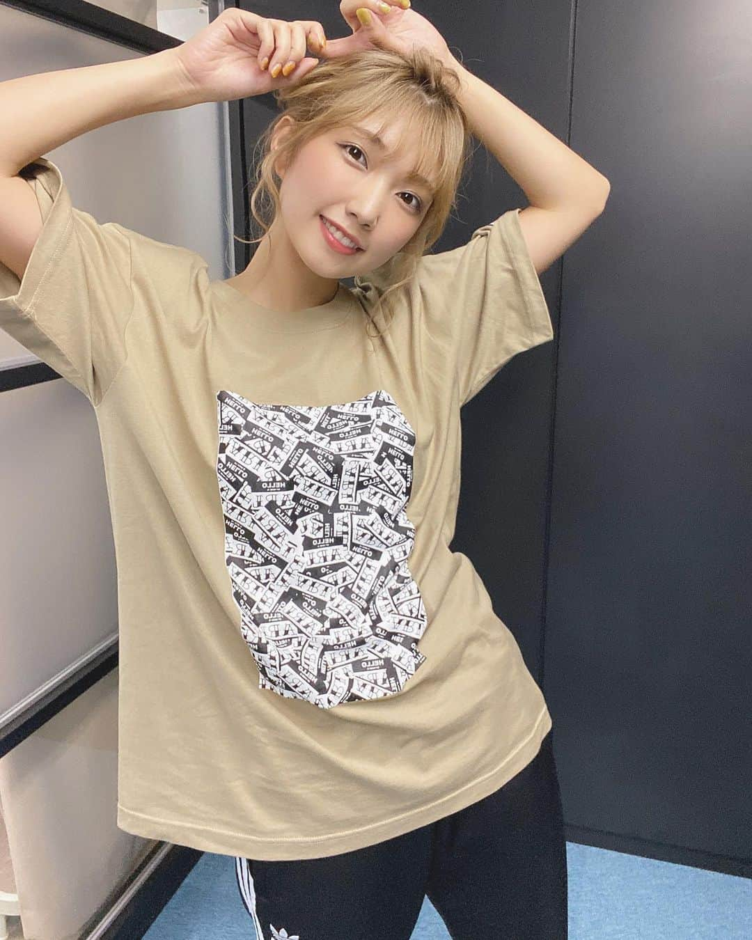 霜月めあさんのインスタグラム写真 - (霜月めあInstagram)「@arl.inc_official の新しいTシャツ早速きた☺️💓 ベージュかわいいいい！ . . .」8月27日 23時44分 - meameachan