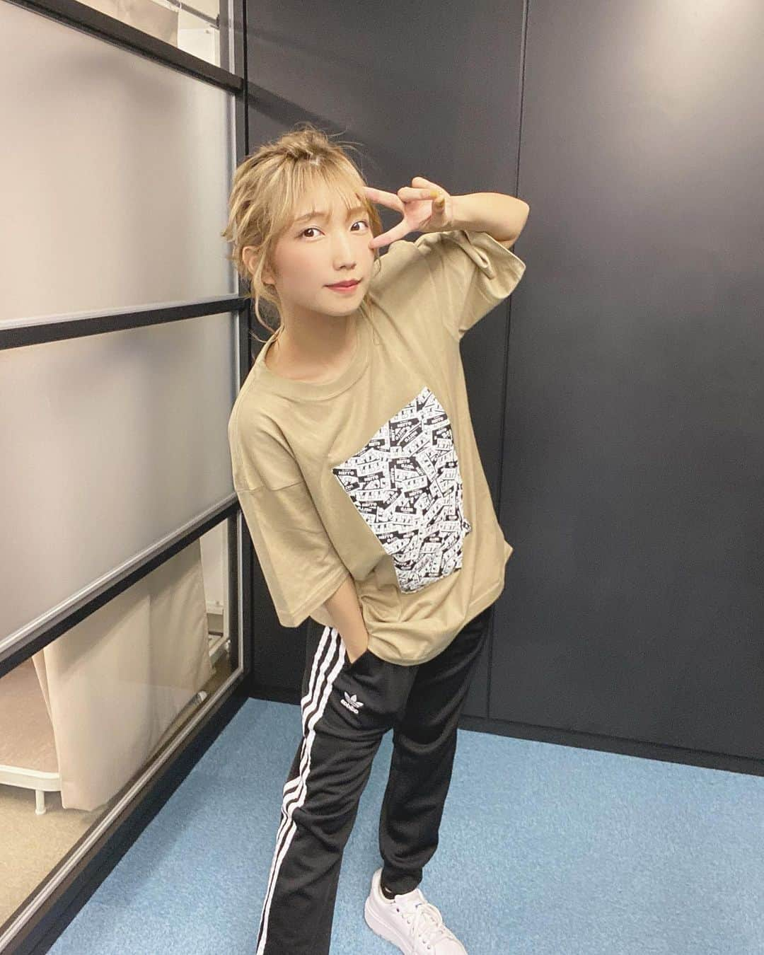 霜月めあさんのインスタグラム写真 - (霜月めあInstagram)「@arl.inc_official の新しいTシャツ早速きた☺️💓 ベージュかわいいいい！ . . .」8月27日 23時44分 - meameachan