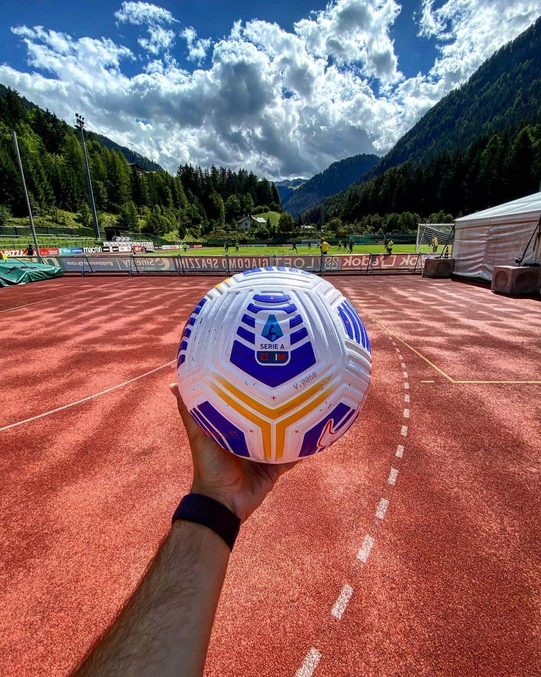 エラス・ヴェローナFCさんのインスタグラム写真 - (エラス・ヴェローナFCInstagram)「Colori più belli non potevi scegliere, @seriea 🟡🔵   #NewBall #NewSeason」8月27日 23時45分 - hellasveronafc