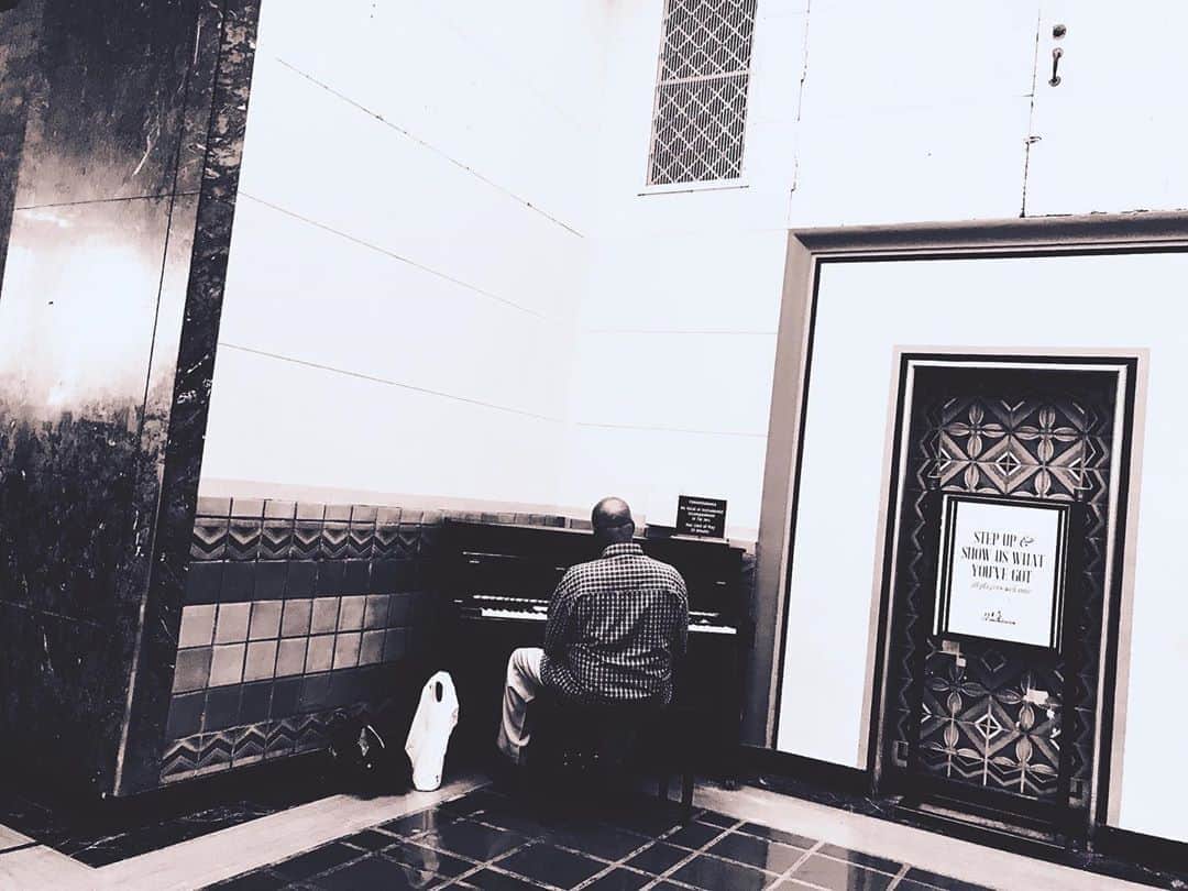 のインスタグラム：「🎹﻿ ———————————————————————﻿ ﻿ ﻿ ﻿ ﻿ ﻿ ﻿ #piano #artist #freedom #artwork #artworks #beautiful #photography #centralstation #playpiano #losangeles  #california」
