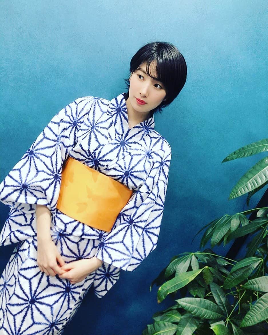 のインスタグラム：「. . 今年は8月短かった気がする🌻 . . #kolme #summer #tokyo #japan #white #blue #yellow #shorthair #shorthairstyle #short #favorite  #夏 #最初で最後 #浴衣 #黒髪  #ショート #ショートヘア #外ハネ」