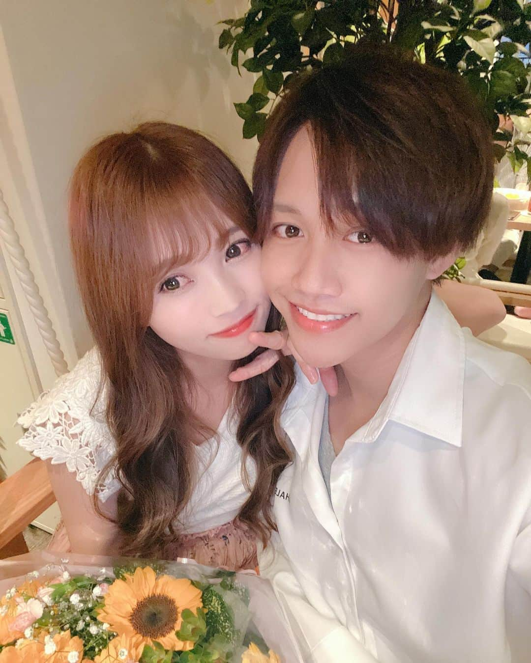 まういさんのインスタグラム写真 - (まういInstagram)「2nd結婚記念日だったぜ！  去年の記念日が4投稿前だから1年間で3回しか投稿してないね笑 SNSなんかやってらんないくらい楽しい時間を楽しませてくれてありがとう。 結婚3年目は今度こそ結婚式やって、もっといっぱい思い出作るゾ これで2人で過ごす結婚記念日は最後かなーなんて話してたけど、どんな未来も楽しみでしかないな！ 俺のかわいいかわいいかりんぴこれからもよろしくね！愛してう♡ #結婚記念日」8月27日 23時53分 - mauie_cayton