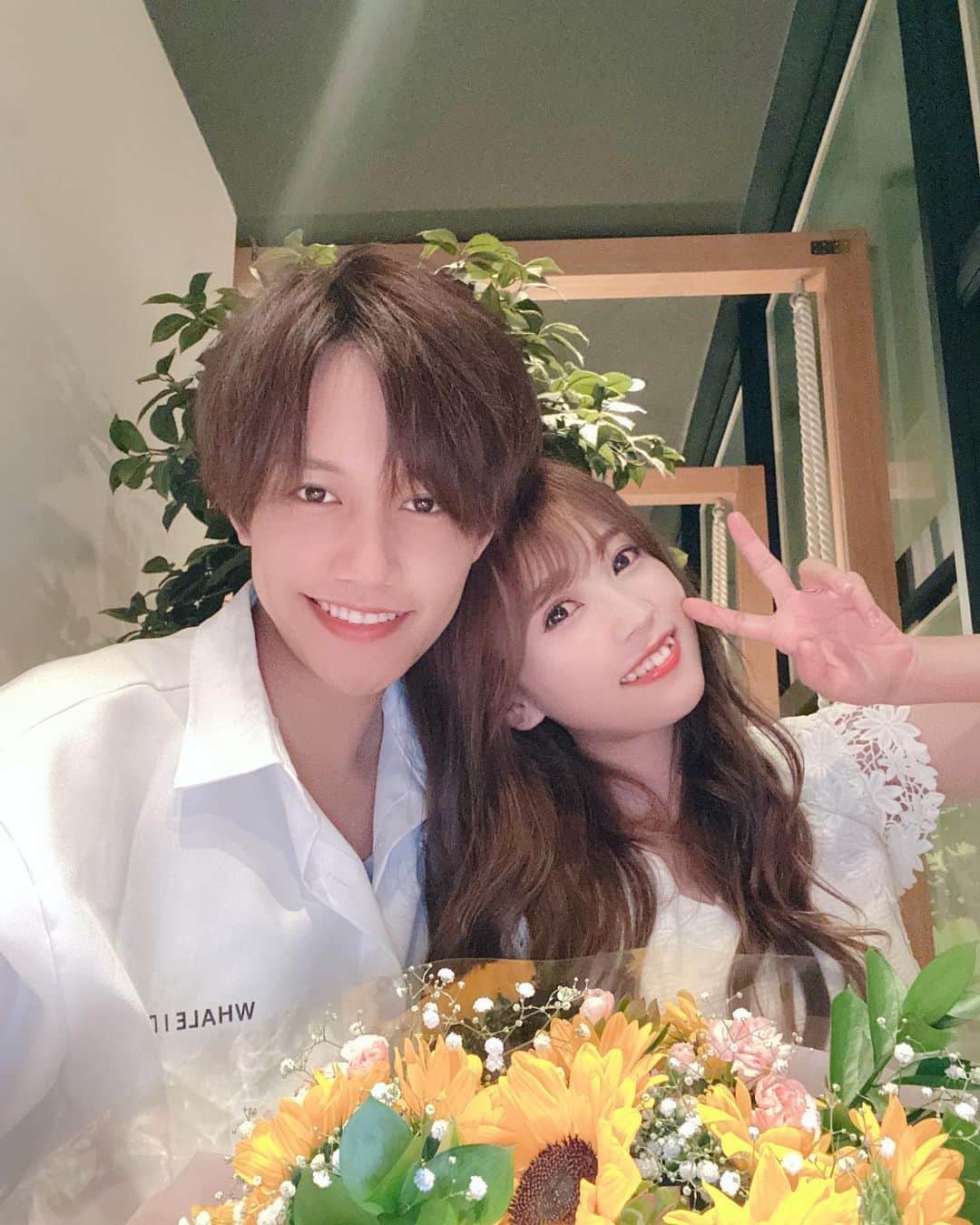 まういのインスタグラム：「2nd結婚記念日だったぜ！  去年の記念日が4投稿前だから1年間で3回しか投稿してないね笑 SNSなんかやってらんないくらい楽しい時間を楽しませてくれてありがとう。 結婚3年目は今度こそ結婚式やって、もっといっぱい思い出作るゾ これで2人で過ごす結婚記念日は最後かなーなんて話してたけど、どんな未来も楽しみでしかないな！ 俺のかわいいかわいいかりんぴこれからもよろしくね！愛してう♡ #結婚記念日」