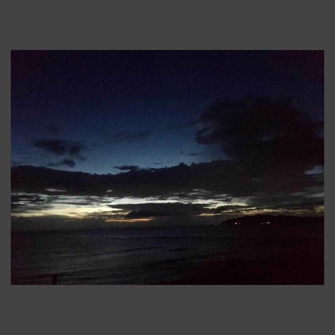 丸山智己さんのインスタグラム写真 - (丸山智己Instagram)「少し早く終わったのでそのまま海へ。  穏やかな夕波いただきました。  海の上から大きな虹が。  何にも変えがたい時間でした。  #仕事終わり #サーフィン #fullrainbow」8月27日 23時53分 - tomomi.maruyama0327