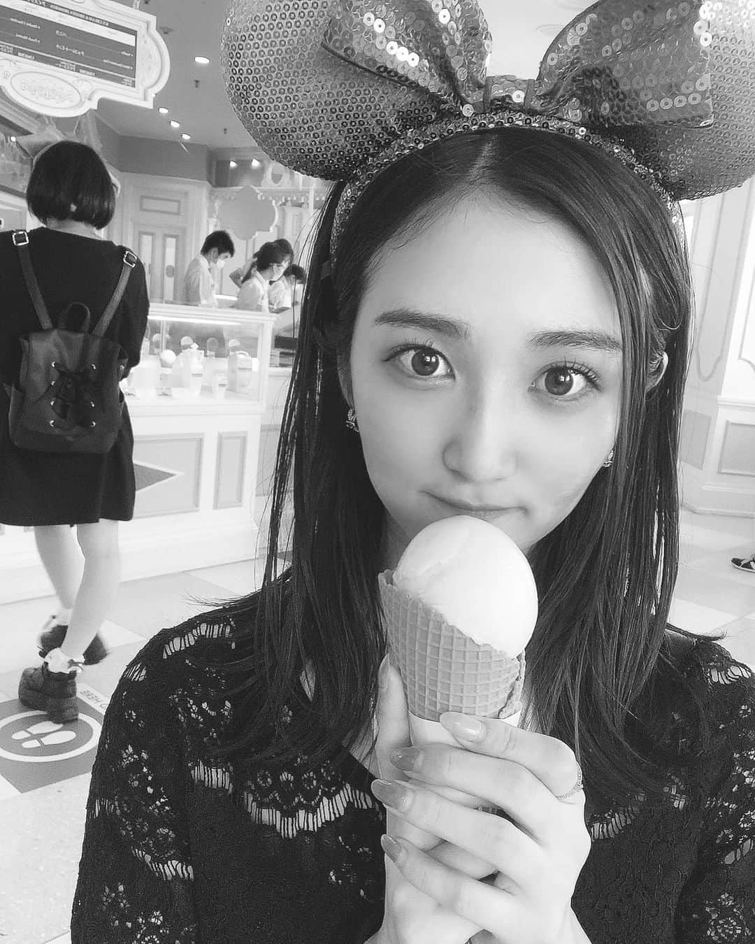 小磯陽香さんのインスタグラム写真 - (小磯陽香Instagram)「アイスクリーム🍨  #ディズニー #ディズニーランド #アイスクリーム #ピーチ #ピーチシャーベット #モノクロでわからないけど #小磯陽香」8月27日 23時54分 - haruka._.koiso