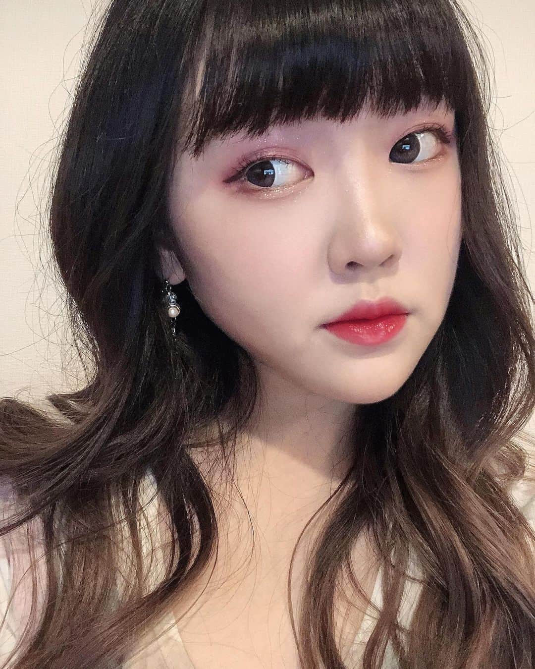 のインスタグラム：「前回の投稿からこんな時間経ってるなんて思ってませんでした、ふはは皆さん舞台でお会いしましょう🤍  더위를 넘 많이 먹어서 아무것도 제대로 하지 못하고 잇긴하지만 신기하게 행복한 8월」