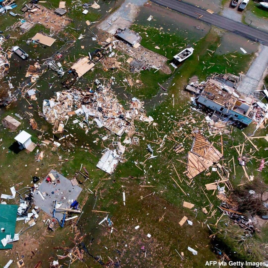 ABC Newsさんのインスタグラム写真 - (ABC NewsInstagram)「Aerial views show damage to a neighborhood by Hurricane Laura outside of Lake Charles, Louisiana. The storm made landfall near the Texas-Louisiana border early Thursday as a Category 4 major hurricane with a maximum sustained wind speed of 150 mph. #louisiana #lakecharles #hurricanelaura #texas #hurricane」8月28日 5時24分 - abcnews