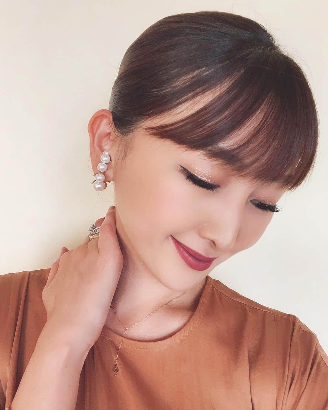 薗田杏奈さんのインスタグラム写真 - (薗田杏奈Instagram)「新しいピアス🐚5連パール🤍ママ友に早速褒めて頂いたピアスです🕊  邪魔にもならず可愛い◎ ⠀ @ahselect.official #AHSelect#Anna_ootd#outfit#ootd#fashion#coordinate」8月27日 23時59分 - love.byanna