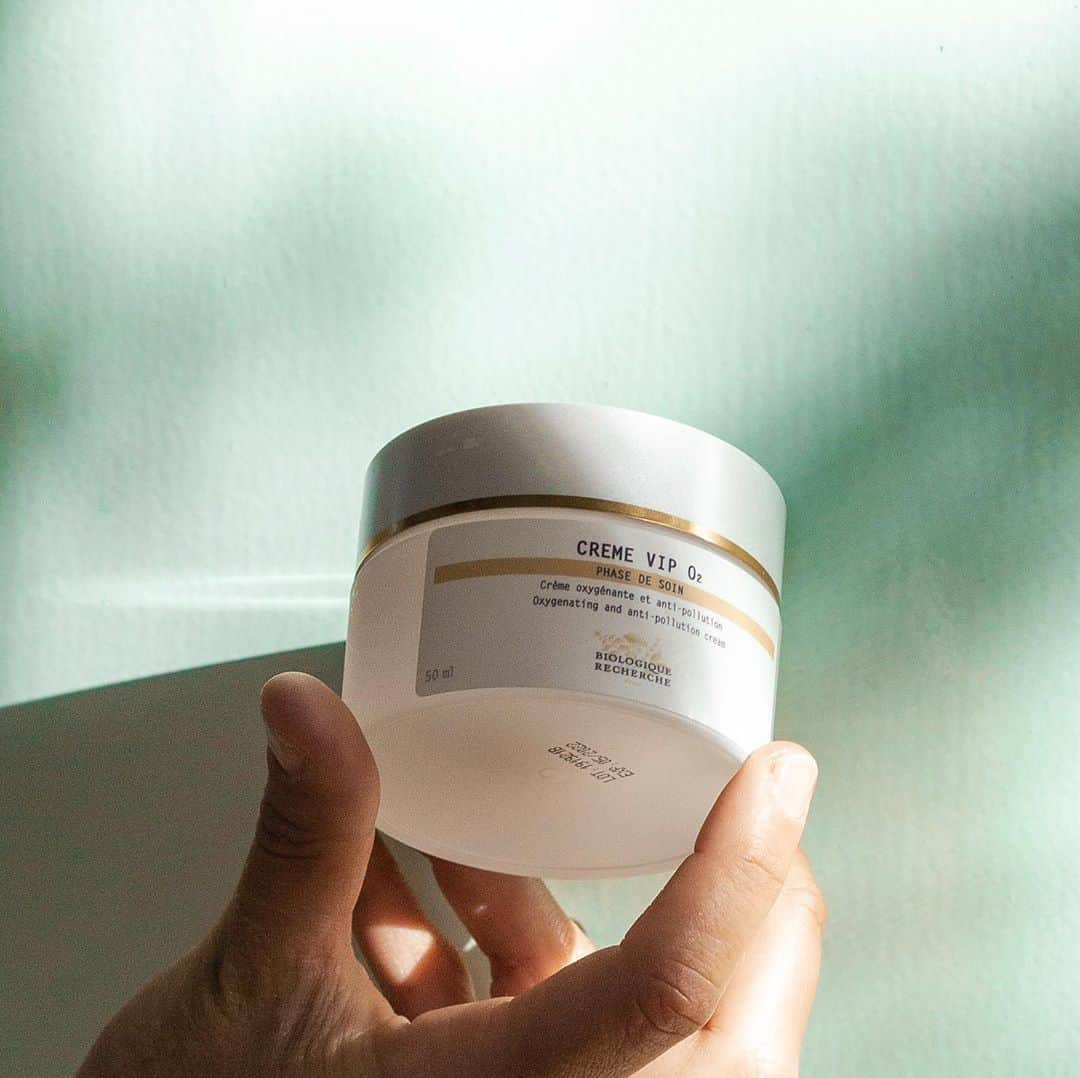 Biologique Recherche USAさんのインスタグラム写真 - (Biologique Recherche USAInstagram)「Give your skin a youthful glow thanks to our Crème VIP O2.  This revolutionary cream oxygenates and revitalizes the skin while protecting it from daily aggressions such as pollution.  Thanks to its unique formula featuring the Biologique Recherche oxygenating complex, cellular oligopeptide and hyaluronic acid, Crème VIP O2 leaves your skin protected, regenerated, hydrated and brightened. Enjoy! Picture @popflys  • • #biologiquerecherche #passion #expert #skin #skincare #facecare #facecream #cream #cremevipo2 #oxygenateyourskin #brightenyourskin #antipollution #wellnesswithbr #FollowYourSkinInstant #skininstant #buildingbetterskin」8月28日 0時02分 - biologique_recherche_usa