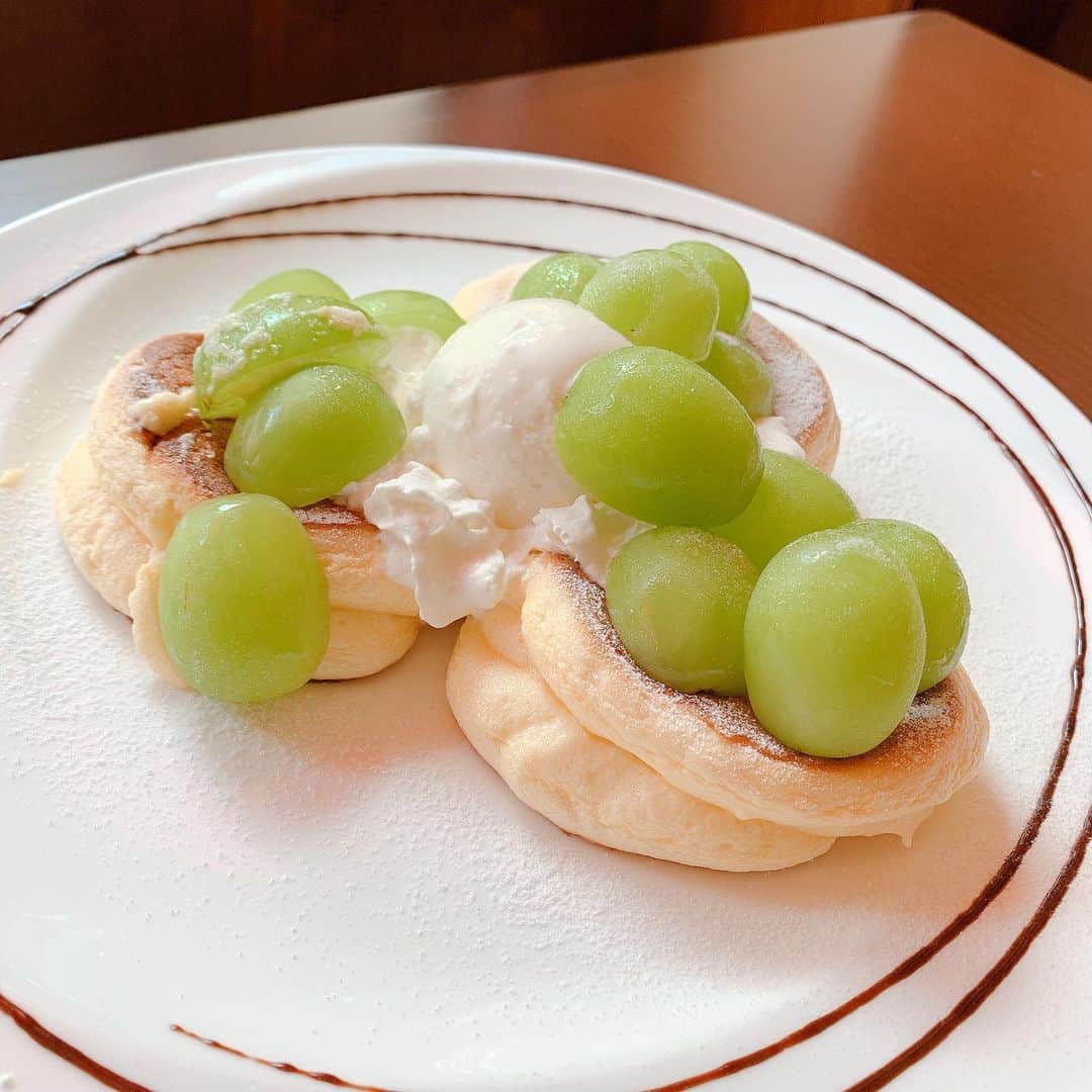 みやゆうのインスタグラム：「ふわっふわのスフレパンケーキに、シャインマスカットが乗ってるんだけど〜！︎ ⤴︎ 別々に食べた方がうまい。 こちら1,900円になります。 ﾀｹｪ(っ'-')╮ =͟͟͞͞💴」