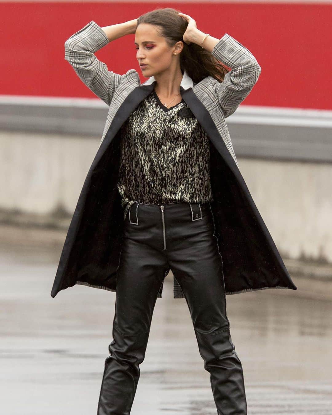 アリシア・ヴィキャンデルのインスタグラム：「Alicia photographed by Hans Feurer for Elle UK.」