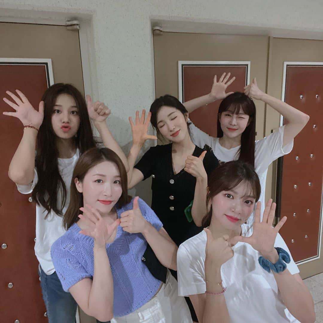 LABOUMさんのインスタグラム写真 - (LABOUMInstagram)「[#라붐] HAPPY LABOUM DAY❣ 라붐 6주년을 축하합니다! 내일 V LIVE를 통해 라떼들 함께 축하파티해요🎊  #LABOUM #v앱 #유정 #지엔 #소연 #해인 #솔빈 #YUJEONG #SOYEON #ZN  #HAEIN #SOLBIN」8月28日 0時13分 - officiallaboum