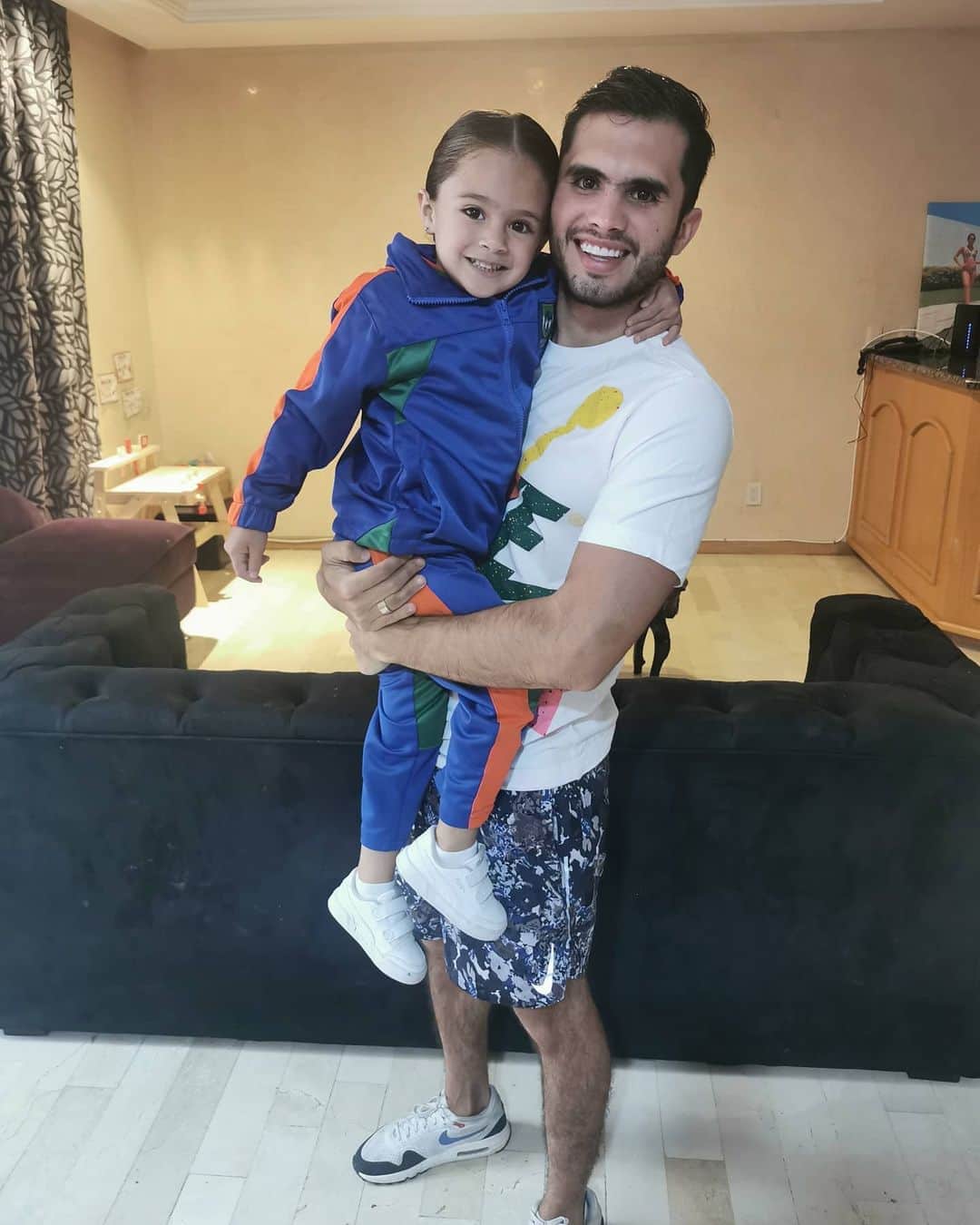 イヴァン・ガルシアのインスタグラム：「Primer día de clases para mi princesa 👑📚 ... Estoy muy orgulloso de ver tus aveces mi niña hermosa... No puedo creer que ya estés en kinder 😍, eres la niña más inteligente y hermosa de todas TE AMO ❤️ #deregresoaclases #papaorgulloso」