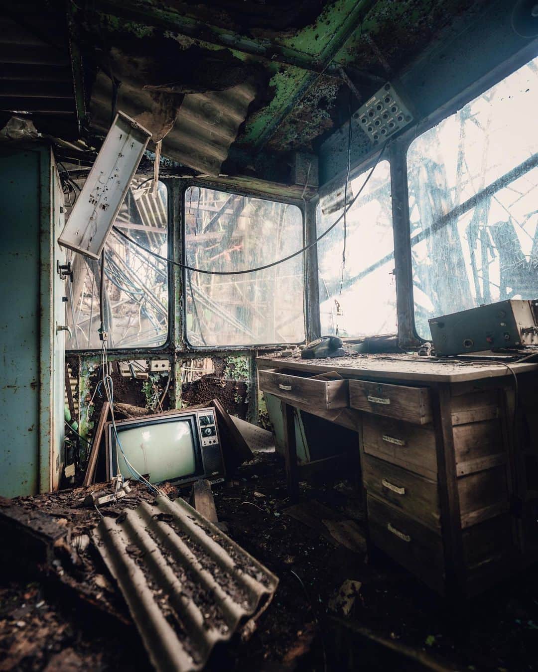 啝 （わ）のインスタグラム：「Control room 𓆲 𓆲 𓆲 #abandonedafterdark #urbex_supreme #desertedplaces #abandon_seekers_ #urbex_regards #welcometwoneverland #kings_abandoned #abandonedcentral #the_urbex_institute #renegade_abandoned #rsa_preciousjunk #glitz_n_grime #gotrespassing #savethedecay #bandorebelz #abandoned_addiction #abandoned #urbex #global_urbex #urbex_utopia #abandonig #allabandoned #urbex_kings #sombrexplore #grime_lords #urbxtreme #all_is_abandoned #discarded_butnot_forgotten #廃墟 #made_in_decay」