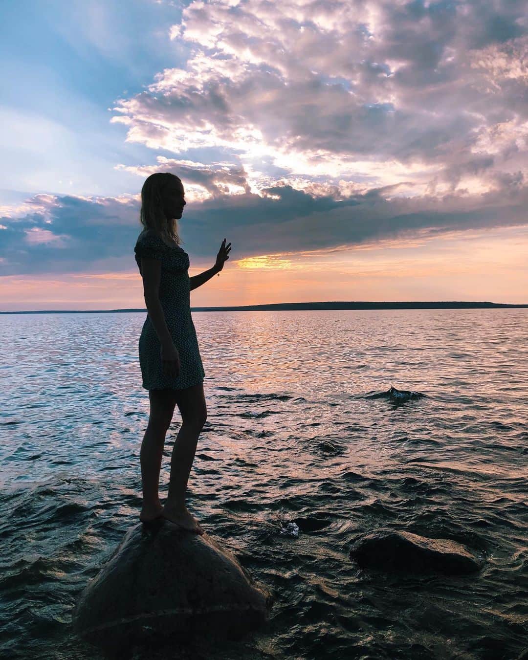レイチェル・スカーステンのインスタグラム：「My time at home in Ontario is almost over and my new adventure in Vancouver for @cwbatwoman ’s season 2 is about to begin. I’m excited to head back to work, but sad to leave my family and friends here. These past 6 months have been filled with a lot of uncertainty and anxiety for me, but also so many joyful moments and big blessings. Just wanted to take a moment to acknowledge my gratitude for all of the above and for my community here (you!) who are always so loving and encouraging❤️」