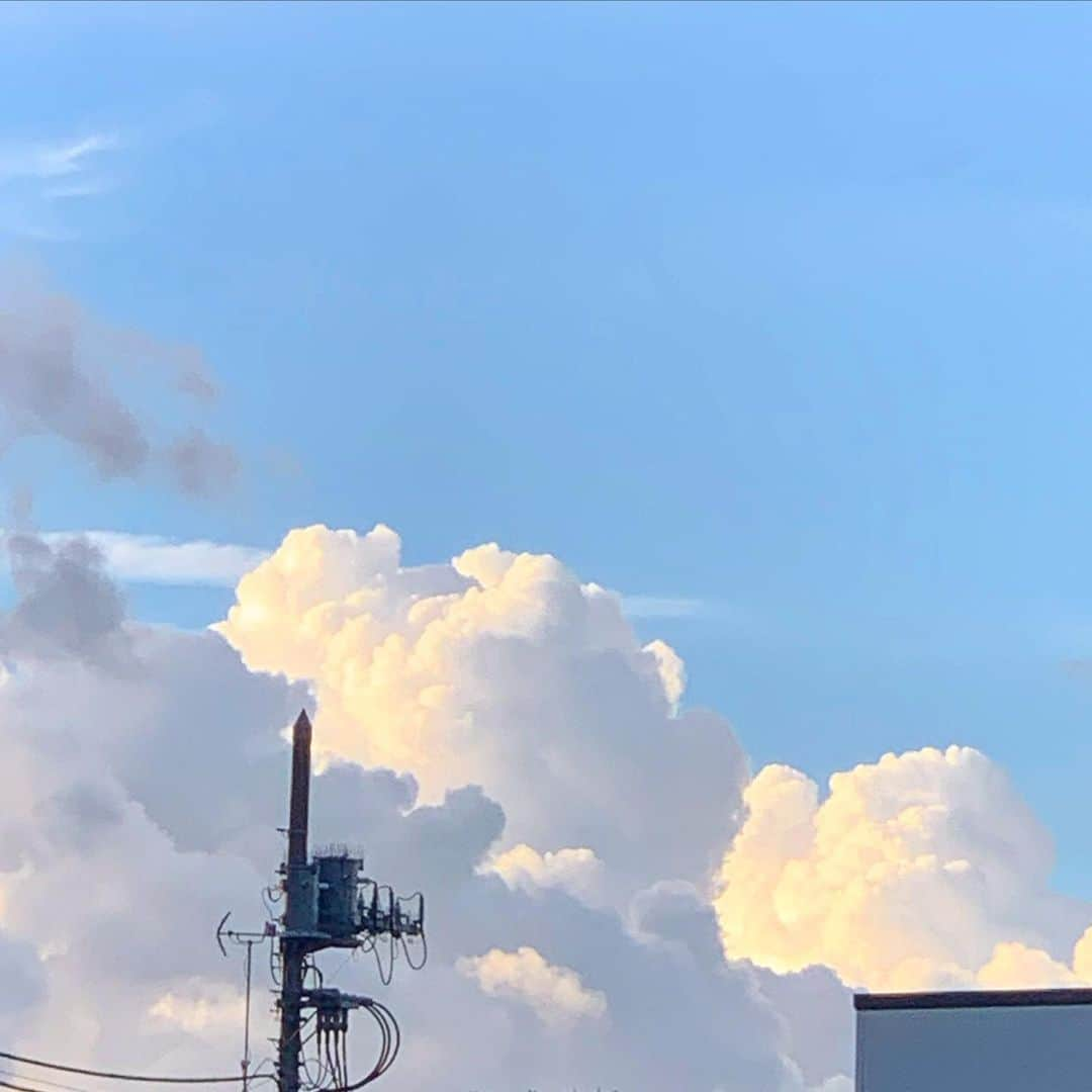 ナナヲアカリのインスタグラム：「. 今日の雲見てた人〜☁️☁️☁️」