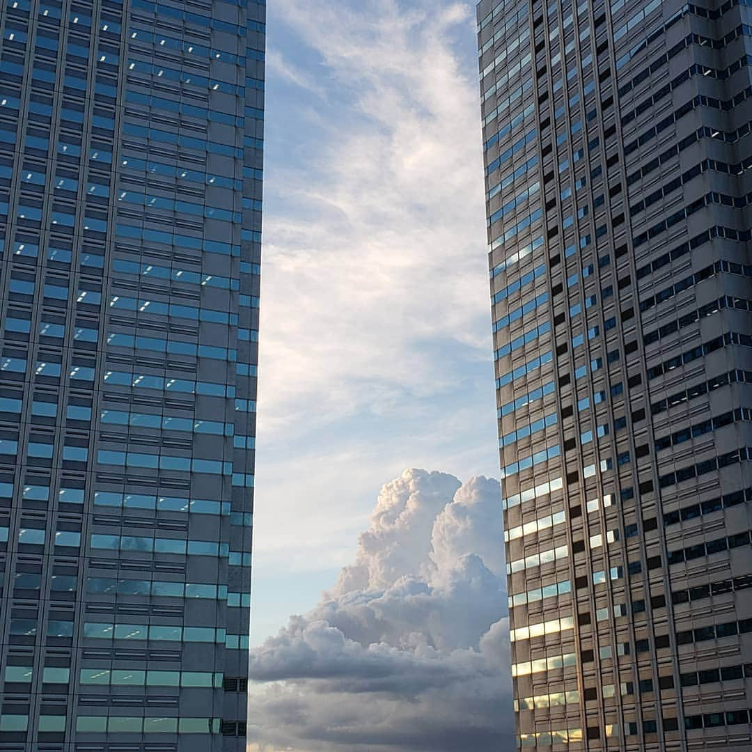 高良ひとみのインスタグラム：「🏢 . . .  夕方の空、ラピュタを見つけた。  #龍の巣 #ラピュタ #ジブリ #人工物 #8月 #2020年 #ho #takara」