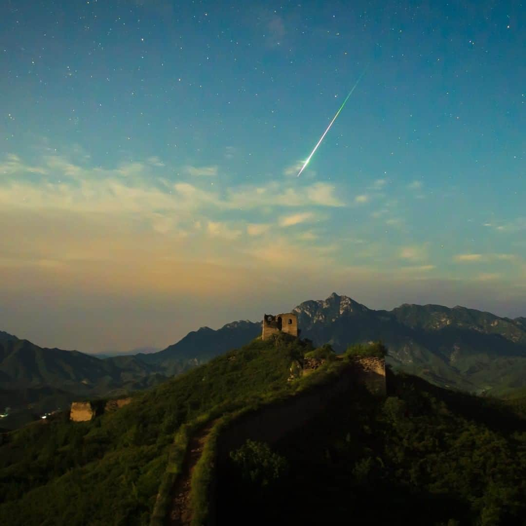 Discoveryさんのインスタグラム写真 - (DiscoveryInstagram)「The Perseid meteor shower passes over the ancient Great Wall of Panlong Mountains in China.  #greatwallofchina #perseidmeteorshower #meteor #astronomy #earthfocus #perfectshotperfectmoment #panlongmountain」8月28日 0時30分 - discovery