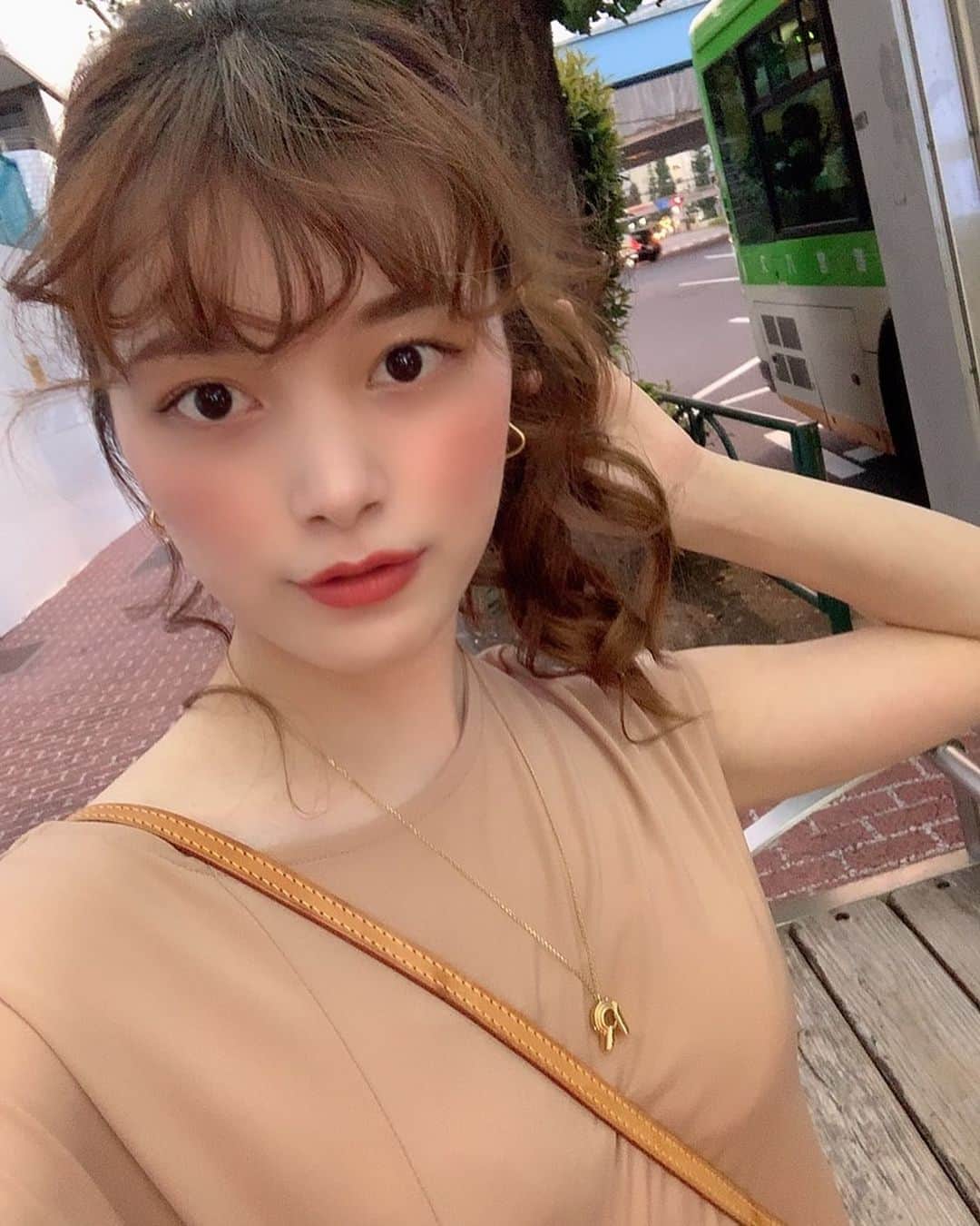 Laraのインスタグラム：「🎀 . この日は前髪の巻き方 教えてもらって速攻してみた日🦄❣️ そしてとっても久しぶりに ブラブラ見に行ってやきにく🍴😋 おいしかった😚❣️  #selfie  #焼肉大好き #ゆっちゃん #冷麺」