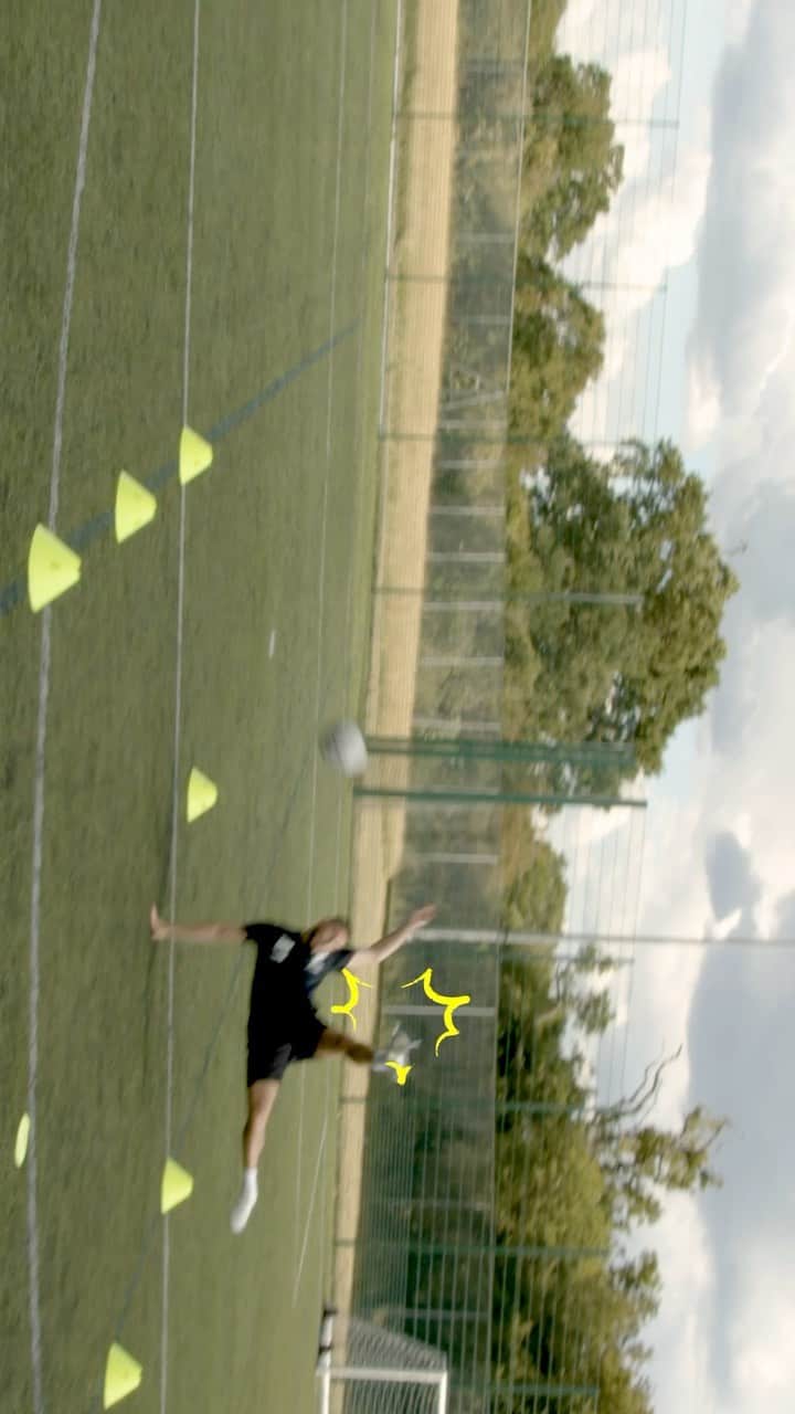 F2Freestylersのインスタグラム：「Top session with @mrbigtomd teaching the art of “Shinning!”  @socceraid for @unicef_uk only 10 days away now, we can’t wait to represent World XI FC together!」