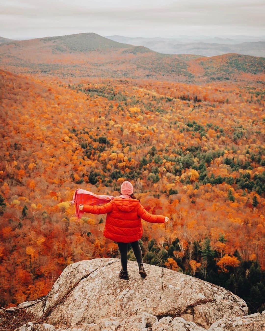 FOLKのインスタグラム：「Living through these Autumn wonderlands right now. New story is up on www.folklifestyle.com of our favorite accounts to follow this fall and why you should check them out too. 1.) @jessolm 2.) @kylefinndempsey 3.) @ryanresatka 4.) @arjsun 5.) @kjp 6.) @daveyandsky」