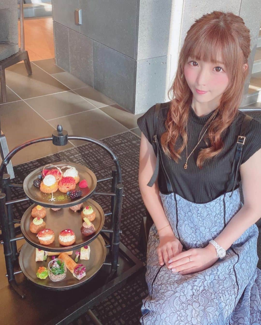 佐倉絆さんのインスタグラム写真 - (佐倉絆Instagram)「ひよりんとアフタヌーンティーしました☕️  #amantokyo #afternoontea #女子会 #お洋服は #noela #8はラッキーナンバーです #あと推しの数字 #八乙女楽 #吉岡ひよりは天使 #可愛い妹 #美味しかった😋」8月28日 0時52分 - kizunasakura