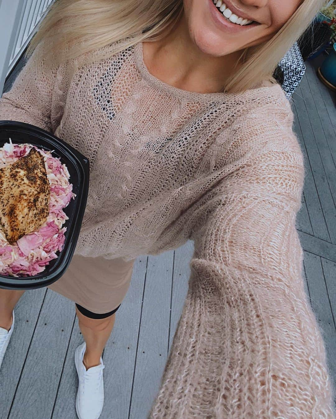 Katrin Tanja Davidsdottirさんのインスタグラム写真 - (Katrin Tanja DavidsdottirInstagram)「A summer favorite since 2015 ✨🌸☀️ @paleopowermeals // Lemon pepper chicken + purple slaw. - ONE DAY: I am going to get into cooking (😎👩🏼‍🍳 & prob burn the house down hehe) but until then I am thankful to have the convenience of these meals .. SPECIALLY during the height of Games training when honestly I am done training I am just too tired to do anything else!」8月28日 0時55分 - katrintanja