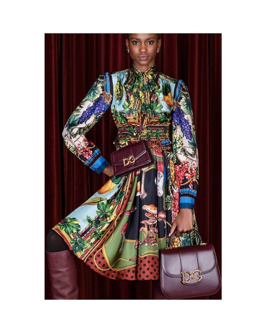 ドルチェ&ガッバーナさんのインスタグラム写真 - (ドルチェ&ガッバーナInstagram)「Inspired by nature, the silk twill long-sleeved #DGFW20 dress featuring a mix of different collection prints is paired with two versions of the #DGGirls bag.  Shot by @morellibrothers   Shop now at the link in bio.   #DGWomen #DolceGabbana」8月28日 1時00分 - dolcegabbana