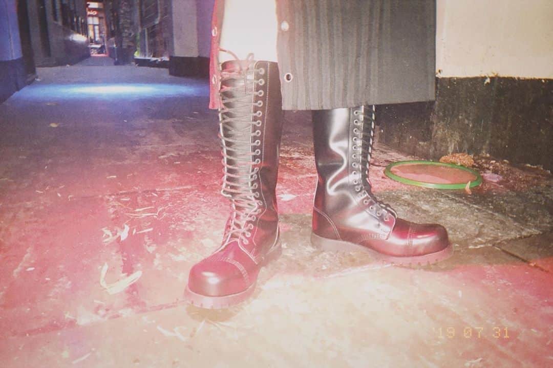 アンダーグラウンドのインスタグラム：「The Original Steel Cap Gripper Boot- 20 eyelets with of proper combat boots. Available in black leather, cherry leather and burgundy rub off leather . Algender⁠ From our online store ⁠ ⁠ ⁠ #UndergroundEngland #UndergroundShoes #Underground #SteelToe #SteelToeBoots #SteelCaps #SteelCapBoots #LaceUpBoots #algender #Comabtboots #militaryboots #grungeboots #Steelcapboots #steelcaps #combatboots #grungeboots #militaryboots #leatherboots」