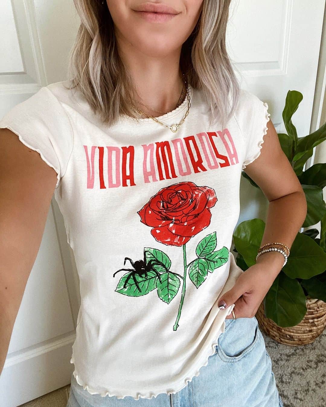 チェイサーのインスタグラム：「“Love Life”❤️🌹 we love the details on this graphic tee! #chaserbrand #vidaamorosa #graphictee #bandtee #graphictshirt Style: CW7679-CHA5266-AULT」