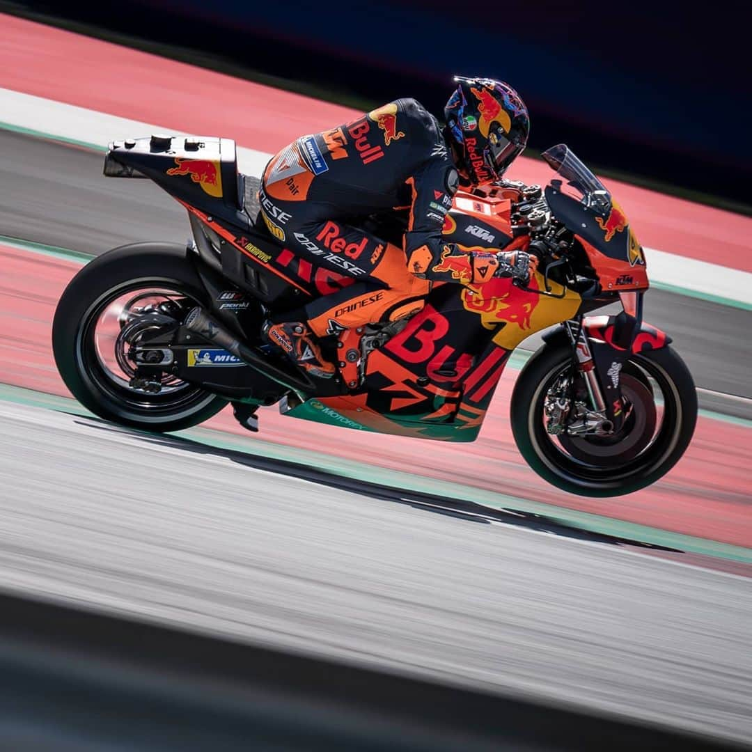 レッドブルさんのインスタグラム写真 - (レッドブルInstagram)「a moment in the madness 😍 👏  🏍 : @polespargaro  📸 : @philipplatzer  #redbull #givesyouwings #motogp #spielberg #motorsports」8月28日 1時05分 - redbull