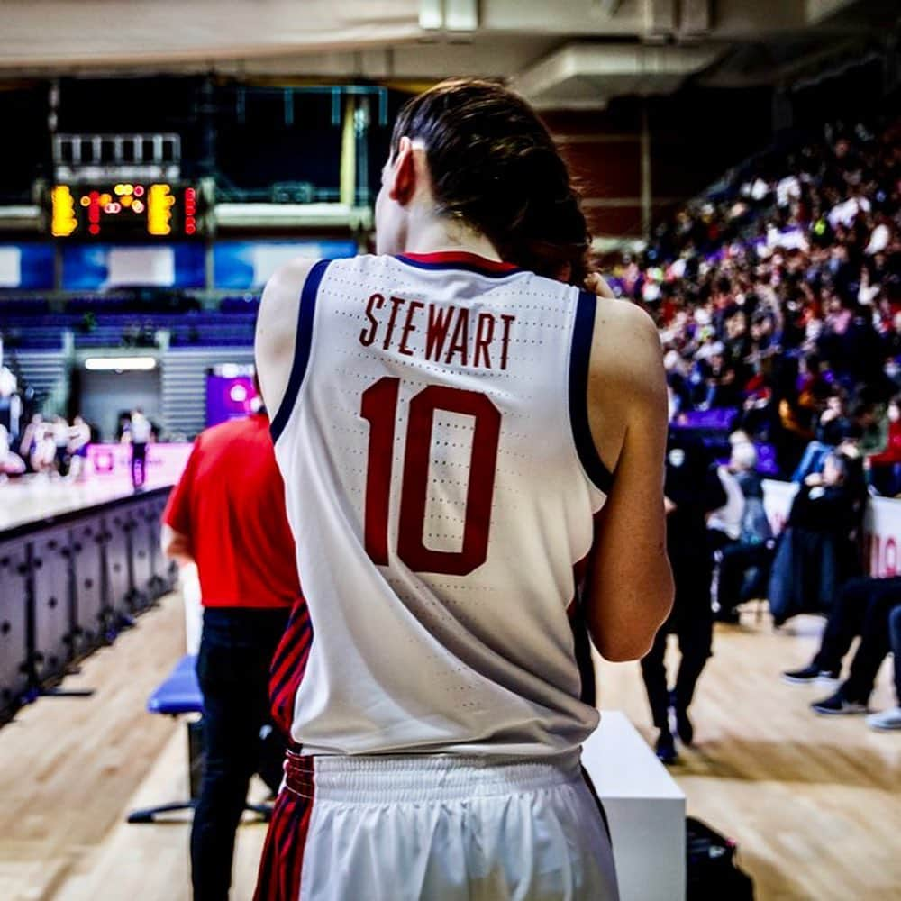 USA Basketballさんのインスタグラム写真 - (USA BasketballInstagram)「So effortless, so easy. HBD Stewie ! 🇺🇸 #usabfamily」8月28日 1時05分 - usabasketball