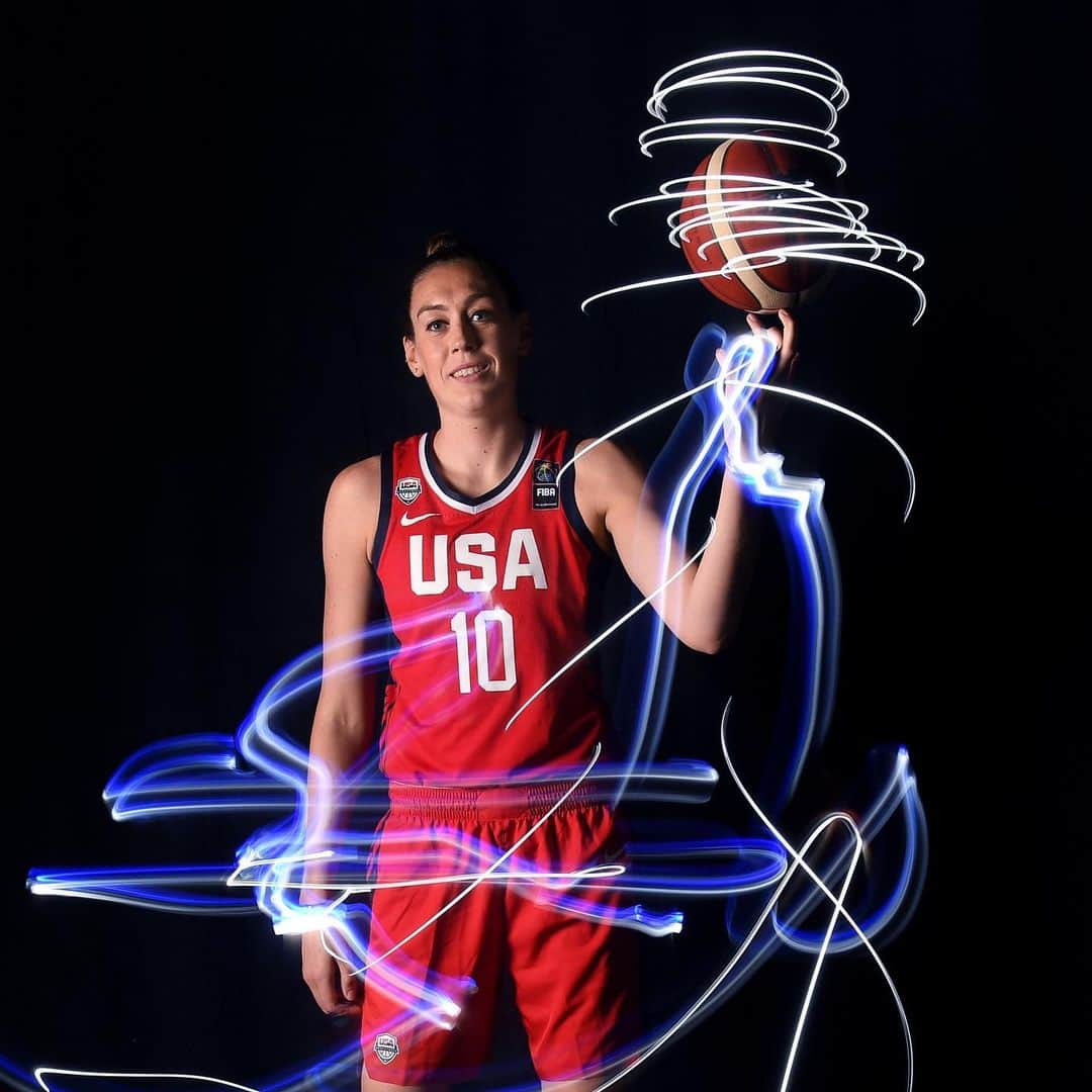 USA Basketballさんのインスタグラム写真 - (USA BasketballInstagram)「So effortless, so easy. HBD Stewie ! 🇺🇸 #usabfamily」8月28日 1時05分 - usabasketball