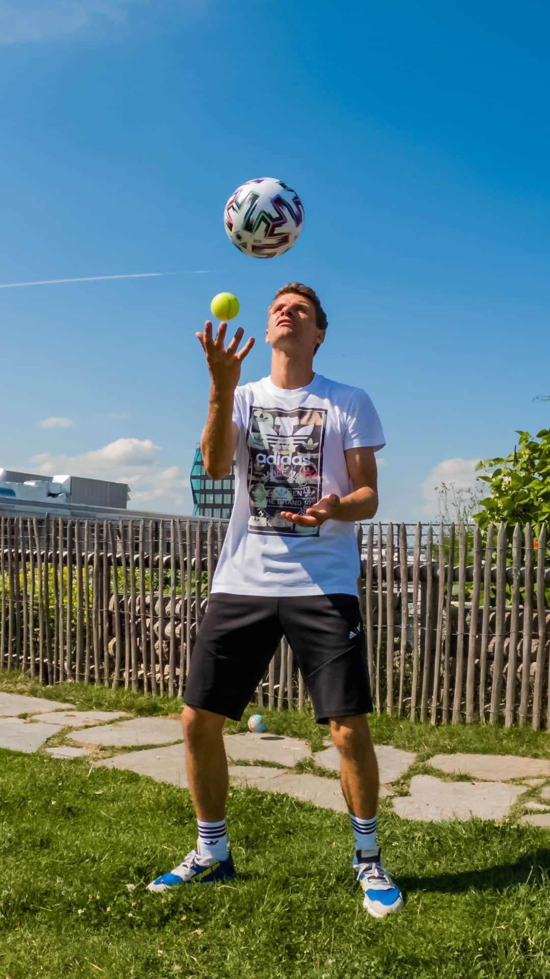 トーマス・ミュラーのインスタグラム：「Heute präsentieren Felix Neureuther und ich Bewegungsübungen für Kids, die ihr ganz einfach im Garten oder auf dem Sportplatz nachmachen könnt.  Aber Vorsicht: Beim Anschauen dieses Videos werden auch eure Lachmuskeln strapaziert.  Viel Spaß!」