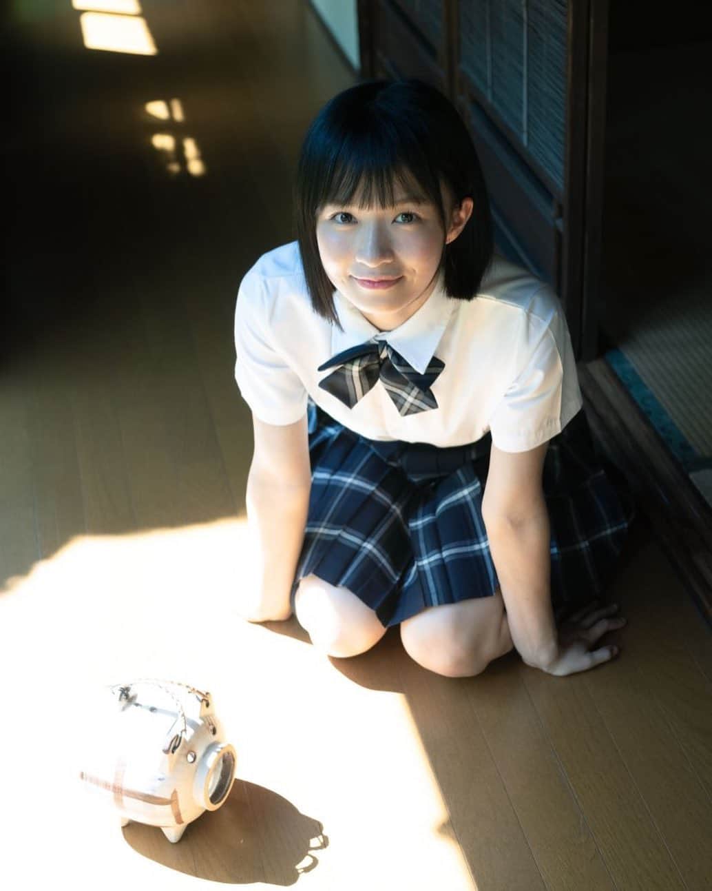 百川晴香さんのインスタグラム写真 - (百川晴香Instagram)「インスタグラビアvol.163🎓いい夢見てね👼 #制服 #女の子 #古民家 #japanesegirl #cute」8月28日 1時13分 - momokawaharuka