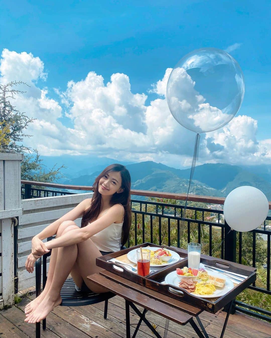 Vavaさんのインスタグラム写真 - (VavaInstagram)「美輪美奐的山景 聽說這間房號都要挑選 還好被我選到了😍 每一間都有自己獨特的風格 雲的故鄉 顧名思義就是早晨的那一片藍天白雲～～～ 跟妳們在一起都覺得好幸福ㄛ🥰  #Taiwan #Nantou #南投 #南投景點 #清境民宿 #雲的故鄉」8月28日 1時24分 - rachellievava