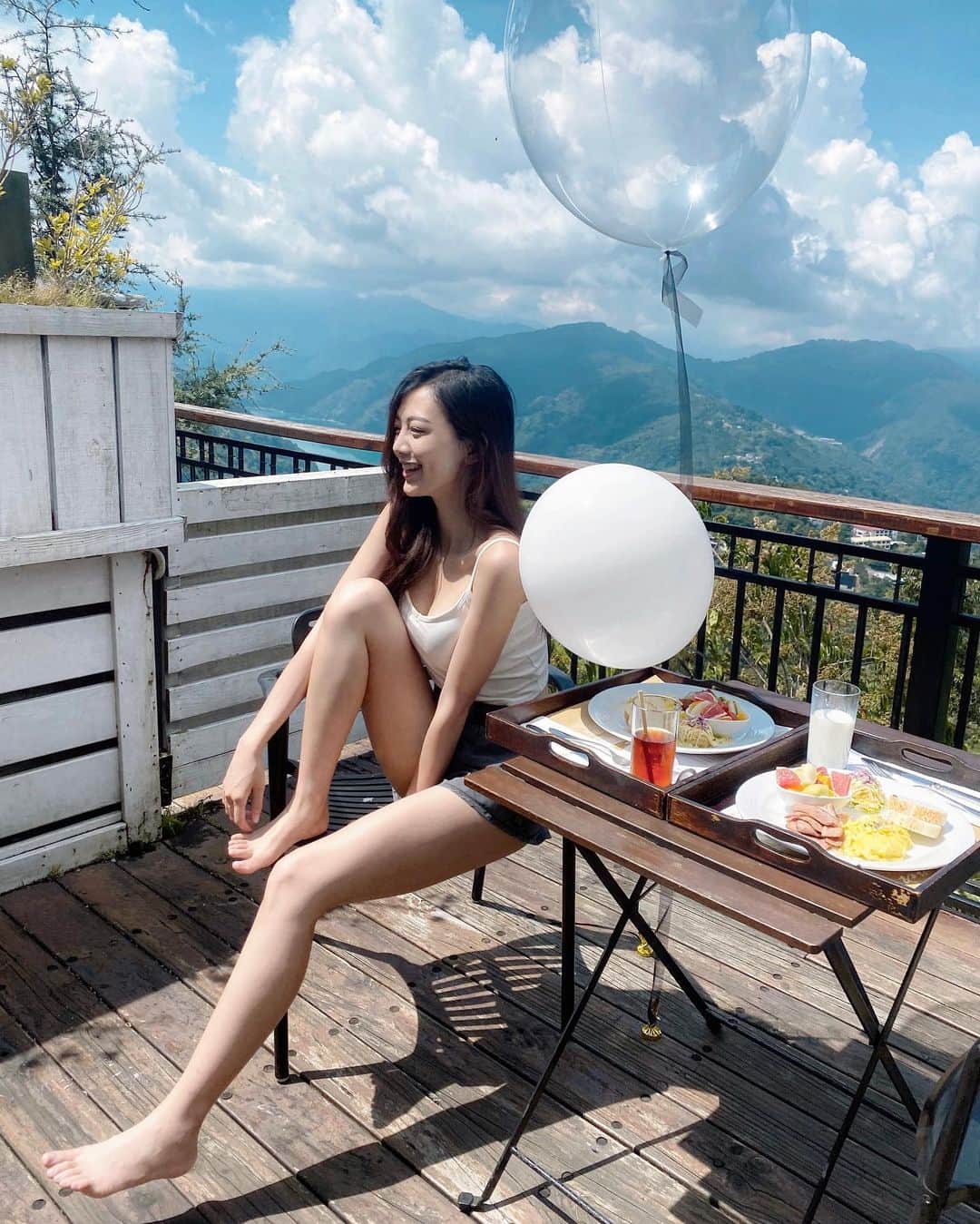 Vavaさんのインスタグラム写真 - (VavaInstagram)「美輪美奐的山景 聽說這間房號都要挑選 還好被我選到了😍 每一間都有自己獨特的風格 雲的故鄉 顧名思義就是早晨的那一片藍天白雲～～～ 跟妳們在一起都覺得好幸福ㄛ🥰  #Taiwan #Nantou #南投 #南投景點 #清境民宿 #雲的故鄉」8月28日 1時24分 - rachellievava