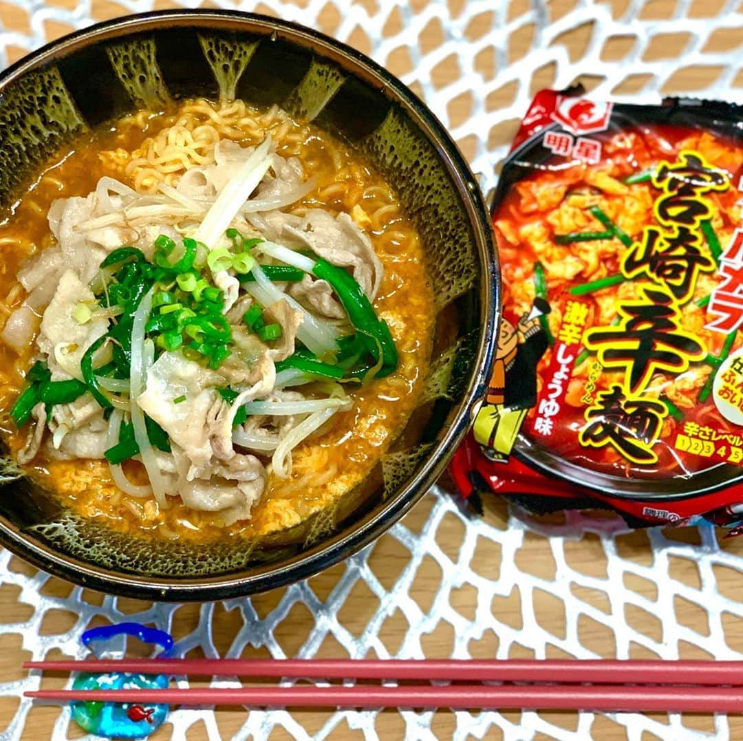 奥山夏織さんのインスタグラム写真 - (奥山夏織Instagram)「美味しい#即席ラーメン を発見😍💓 ・ #明星チャルメラ の#チャルメラ宮崎辛麺 ❣️辛いもの好きの人必見❣️ 豚肉、もやし、ニラをウェイパーと塩胡椒で炒めてそれを乗せて食べると美味しい〜😍クーラーつけてても暑くなるくらい辛くてほんと美味しい✨是非みんなにも食べてもらいたい♪スーパーに売ってました😊 ・・・ #即席ラーメンアレンジ  #かおりずキッチン #cooking #料理 #主婦料理 #OL料理 #クッキング #ご飯#foodinsta #food #foodstagram #おうちご飯 #お家ごはん #手抜きご飯」8月28日 1時34分 - okuyama_kaori