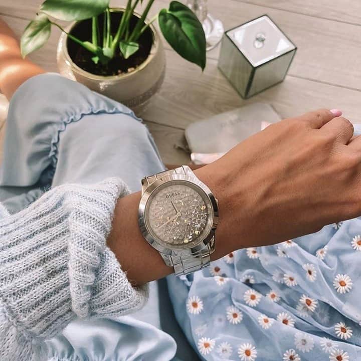 ゲスのインスタグラム：「baby blue 💙 #GUESSWatches (📸: @staviarzove)」